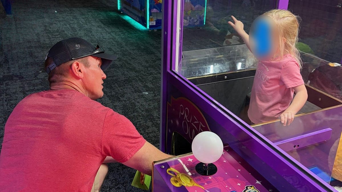 Off-Duty Officer Wins Claw Machine to Free Trapped Girl - Image 4
