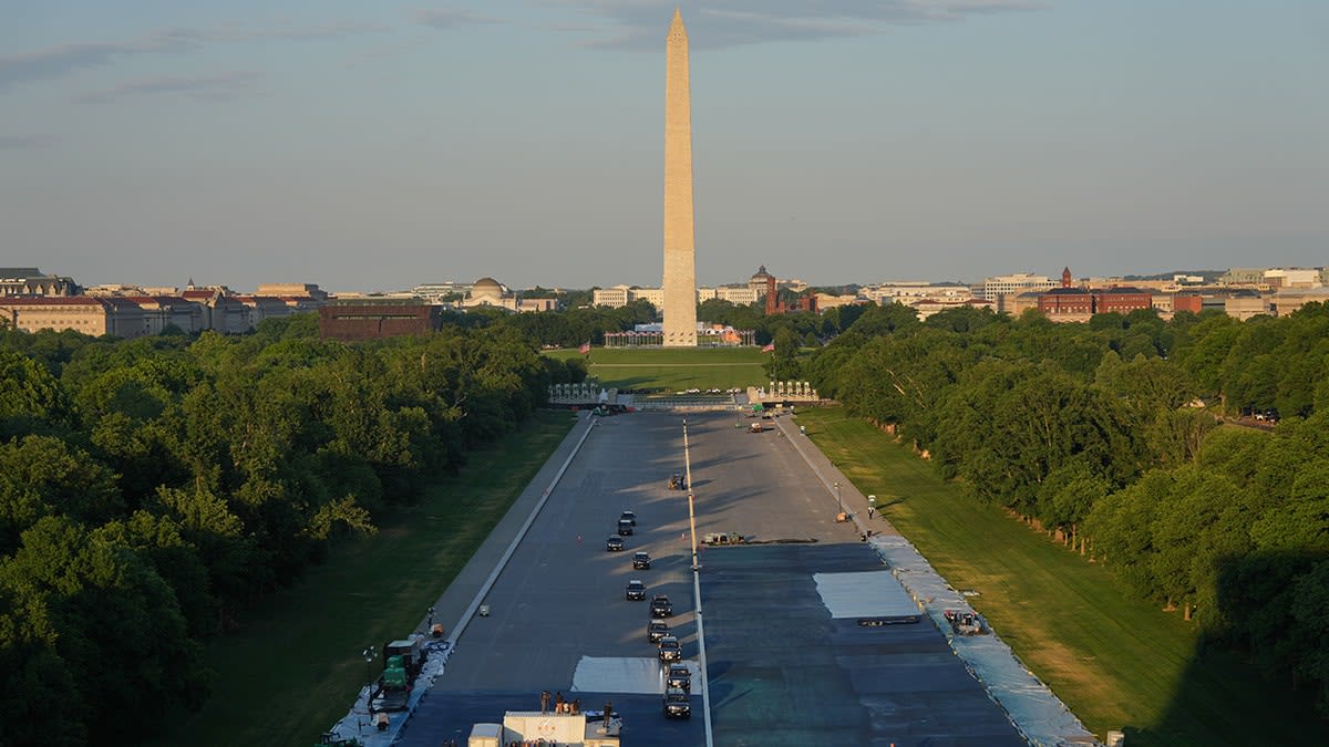 Lincoln Memorial Pool Gets Blue Makeover for July 4th - Image 5