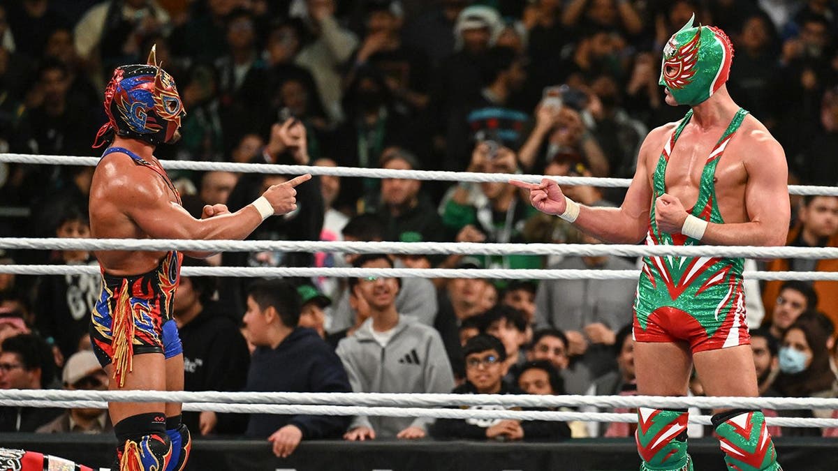 Wrestling Fans Celebrate Epic Mask Match in Monterrey - Image 3
