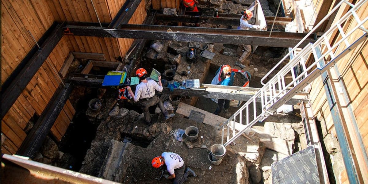 Notre Dame Dig Uncovers 1,700-Year-Old Roman Coin - Image 2