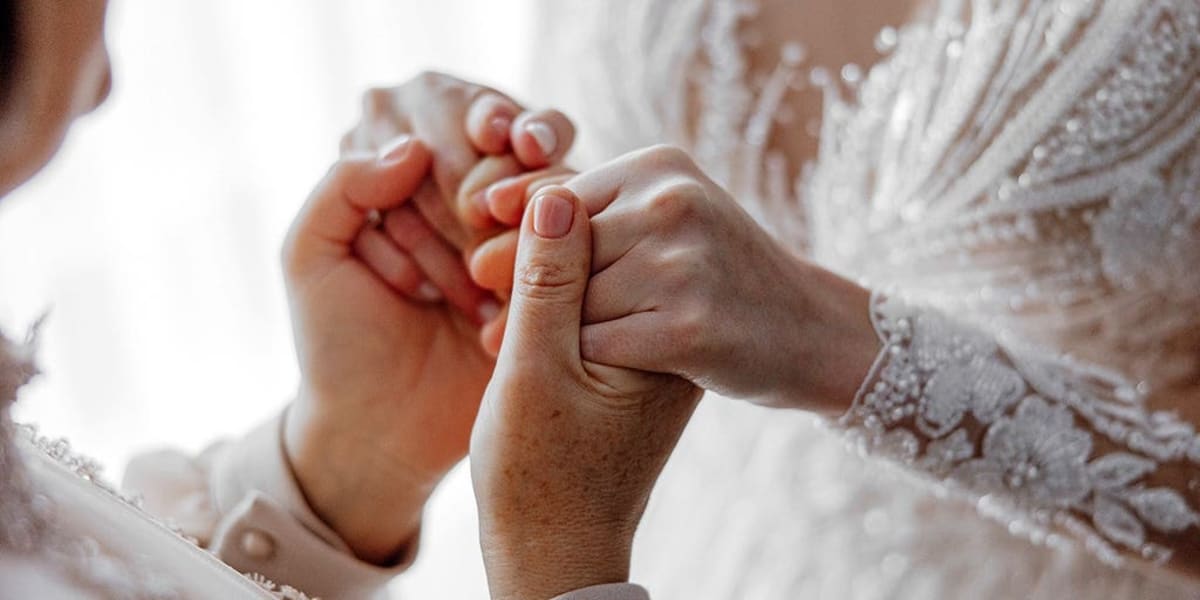 Bride Travels 2 Hours in Gown to See Hospitalized Mom - Image 2