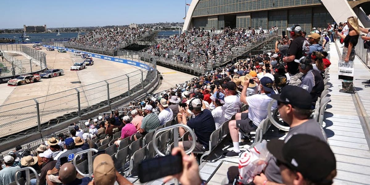 NASCAR Fan Climbs Fence in Flip-Flops to Meet Driver - Image 2