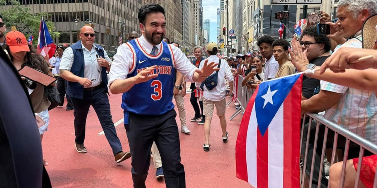 NYC Mayor Celebrates with Knicks Champ at Puerto Rican Parade - Image 2