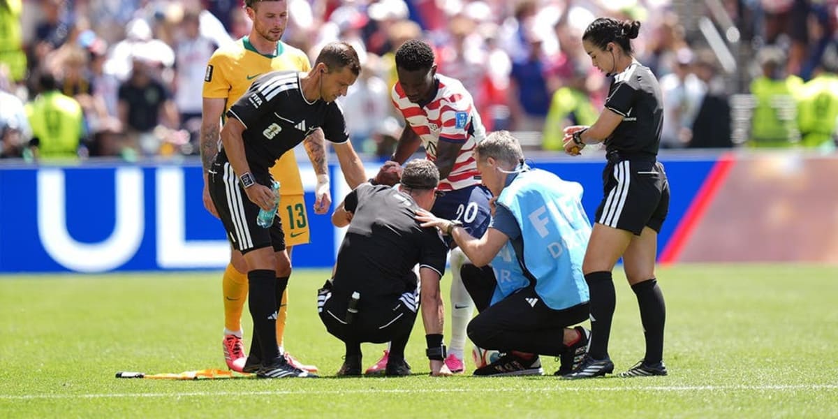 Soccer Star Helps Cramping Referee Stretch Mid-Match - Image 2