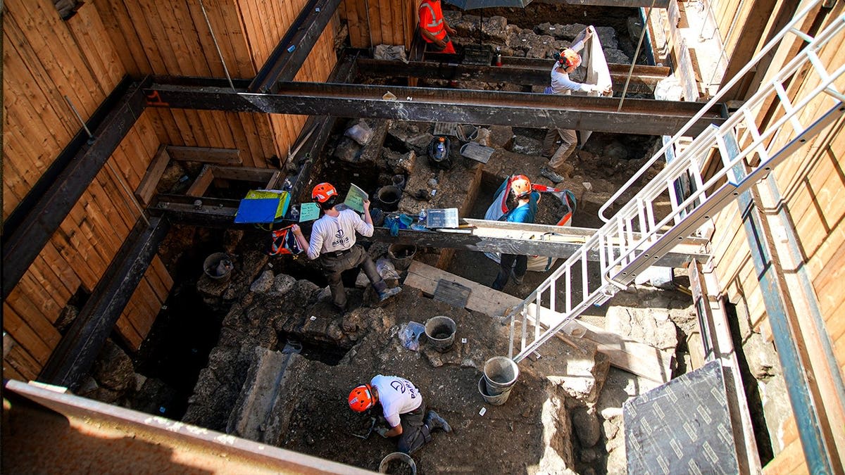 Notre Dame Dig Uncovers 1,700-Year-Old Roman Coin - Image 3