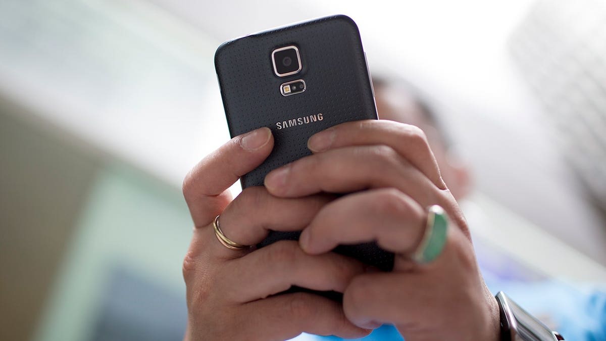 Son Finds iPhone Settings That Stop Scam Texts for Mom, 81 - Image 5