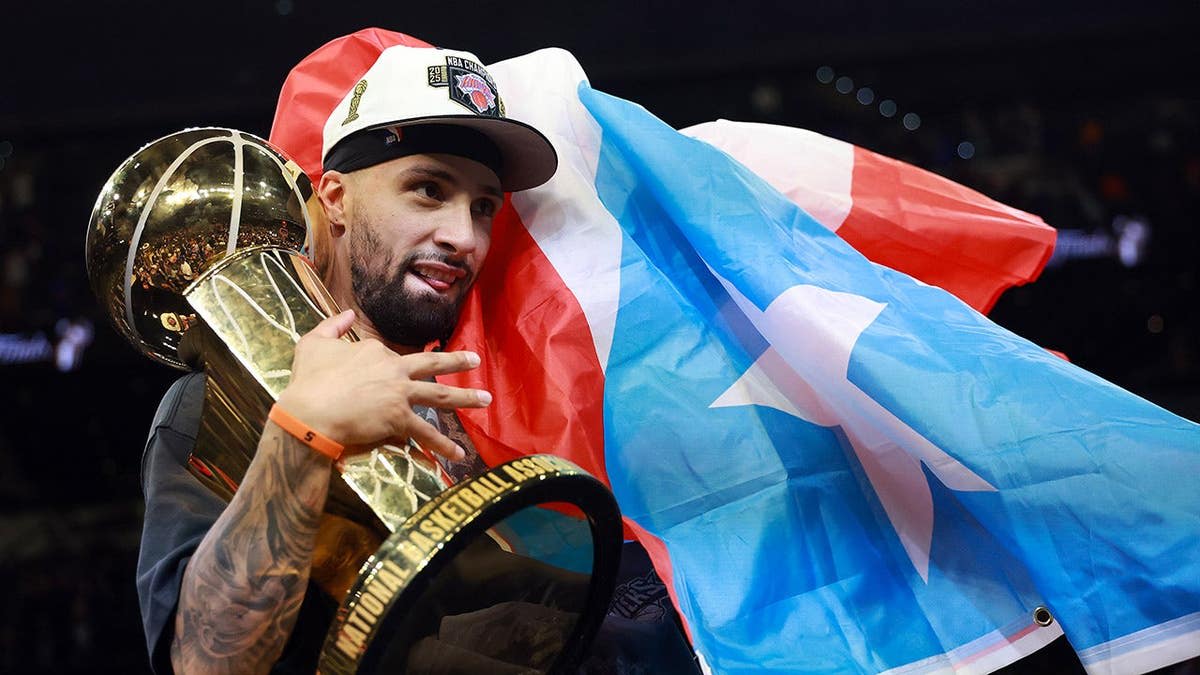 NYC Mayor Celebrates with Knicks Champ at Puerto Rican Parade - Image 3
