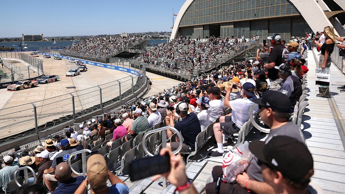 NASCAR Fan Climbs Fence in Flip-Flops to Meet Driver - Image 3
