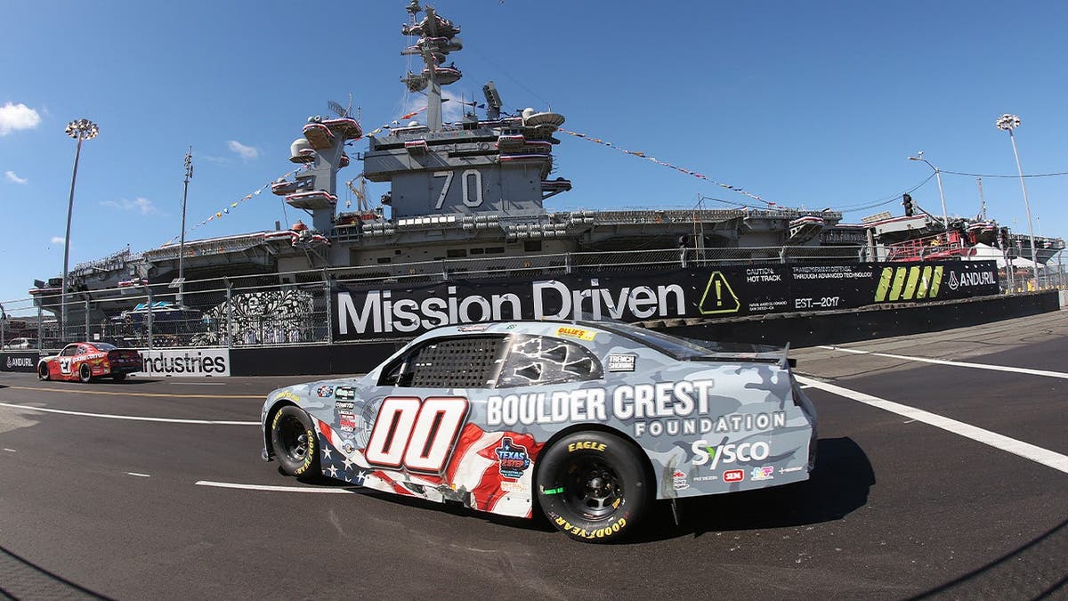 NASCAR Fan Climbs Fence in Flip-Flops to Meet Driver - Image 4