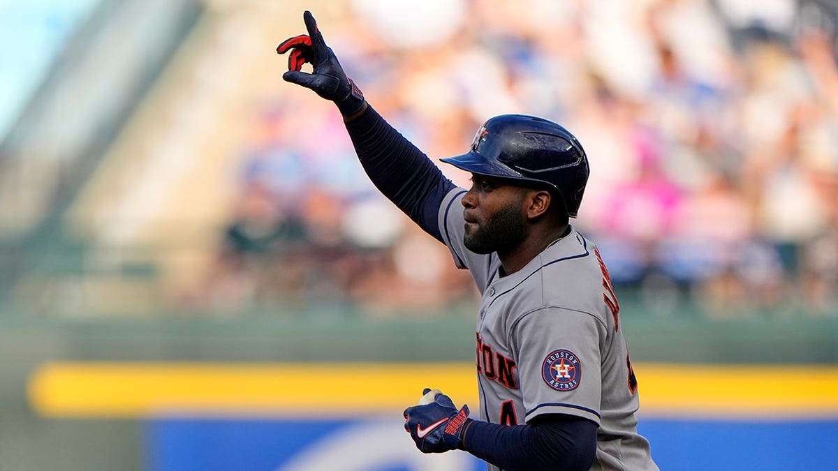 Astros' Álvarez Hits 2 Homers in One Historic First Inning - Image 5