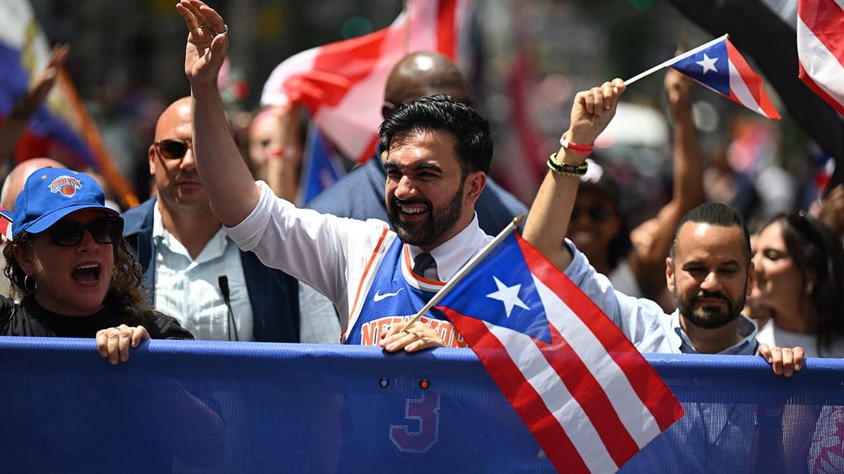 NYC Mayor Celebrates with Knicks Champ at Puerto Rican Parade - Image 5