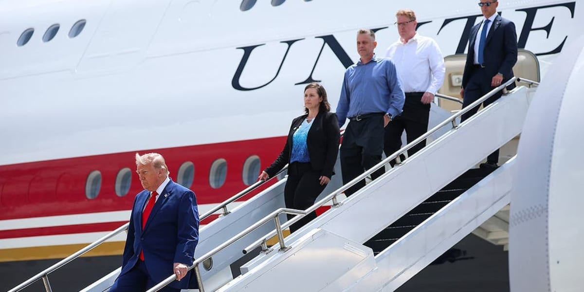 President Flies Fallen Soldier's Family on Air Force One - Image 2