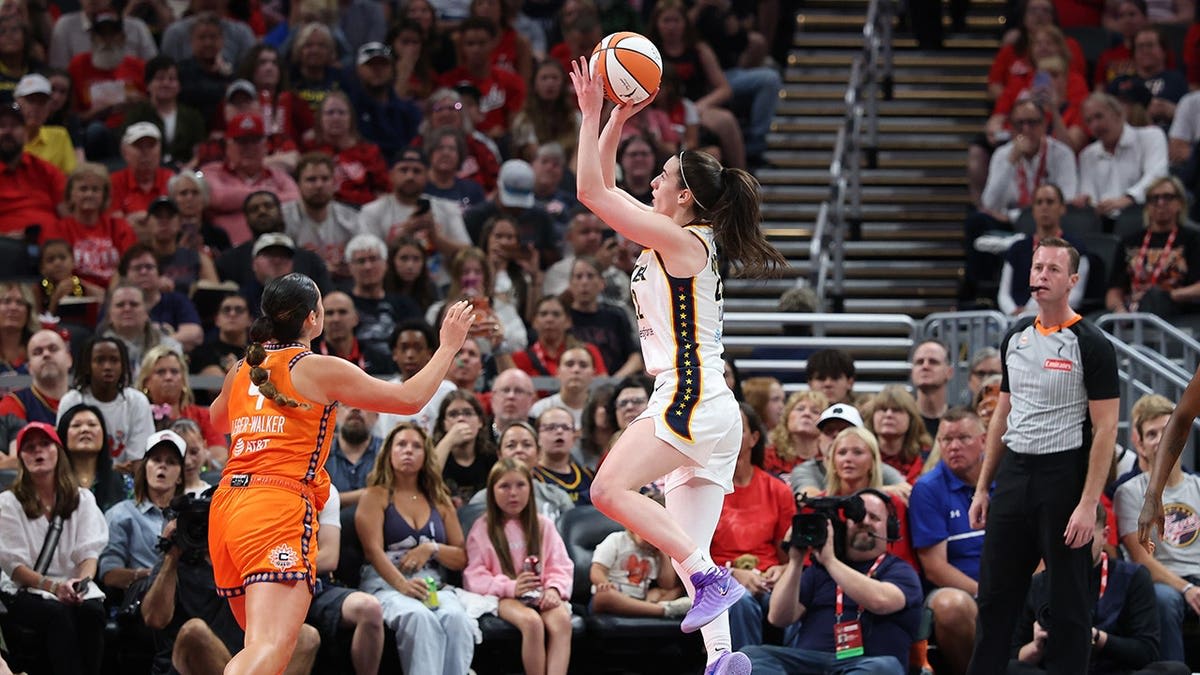 Caitlin Clark Leads Fever to Franchise Scoring Record - Image 5