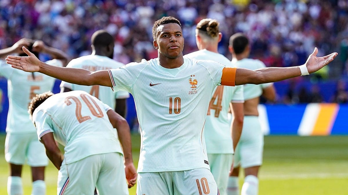 France Advances to World Cup Semifinals with 2-0 Win - Image 4