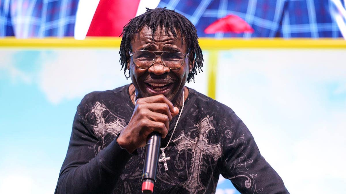 Eagles Fans Cheer for Cowboys Legend Michael Irvin in Philly - Image 5