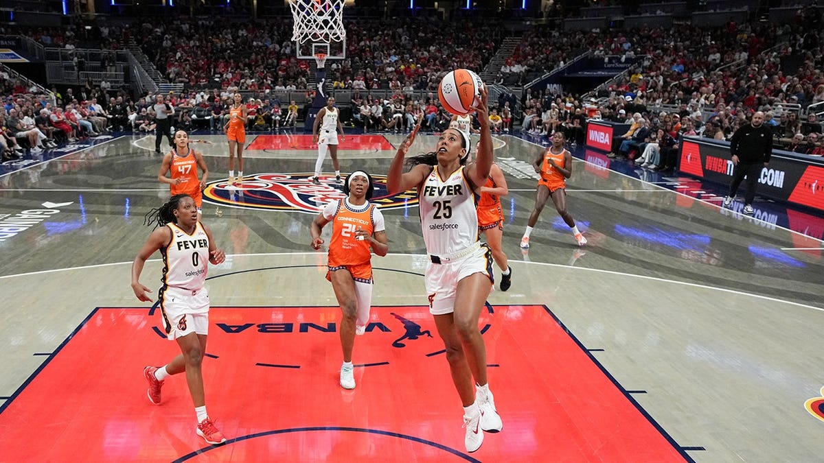 Caitlin Clark Leads Fever to Franchise Scoring Record - Image 4