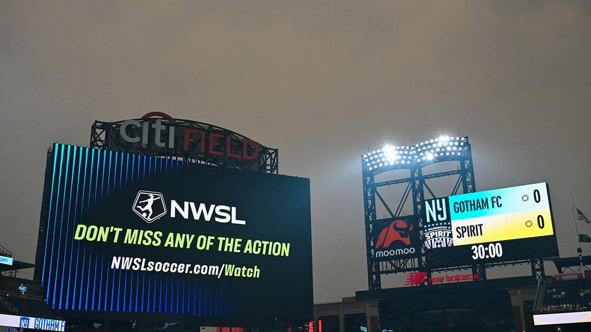 Record 42K Fans Pack Stadium Despite Wildfire Challenges - Image 5
