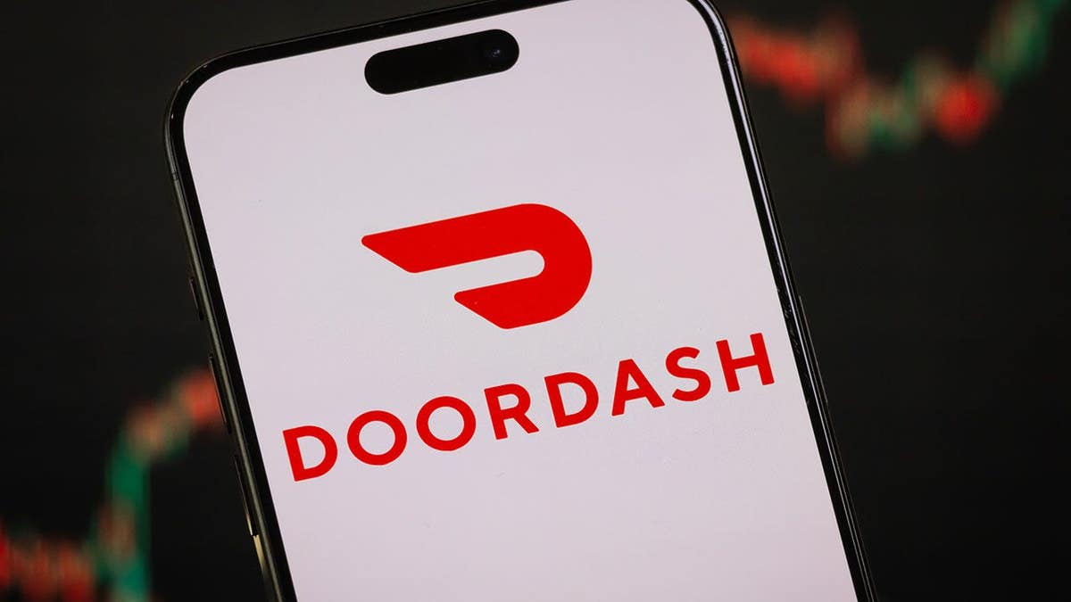 Texas DoorDash Driver Hit by Suspect's Car, Delivers Anyway - Image 3