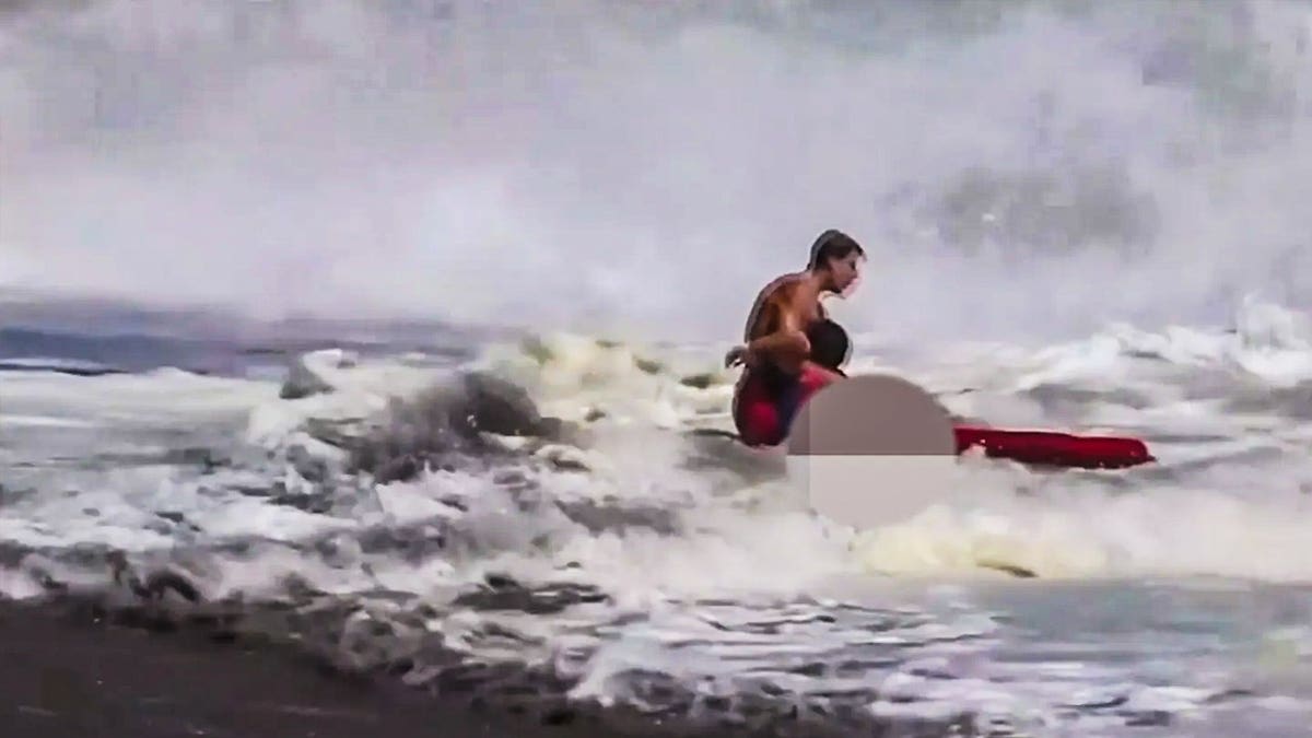 Teen Lifeguard Saves 10-Year-Old From 10-Foot California Waves - Image 4
