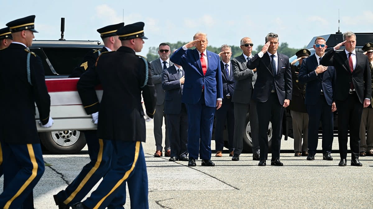 President Flies Fallen Soldier's Family on Air Force One - Image 4