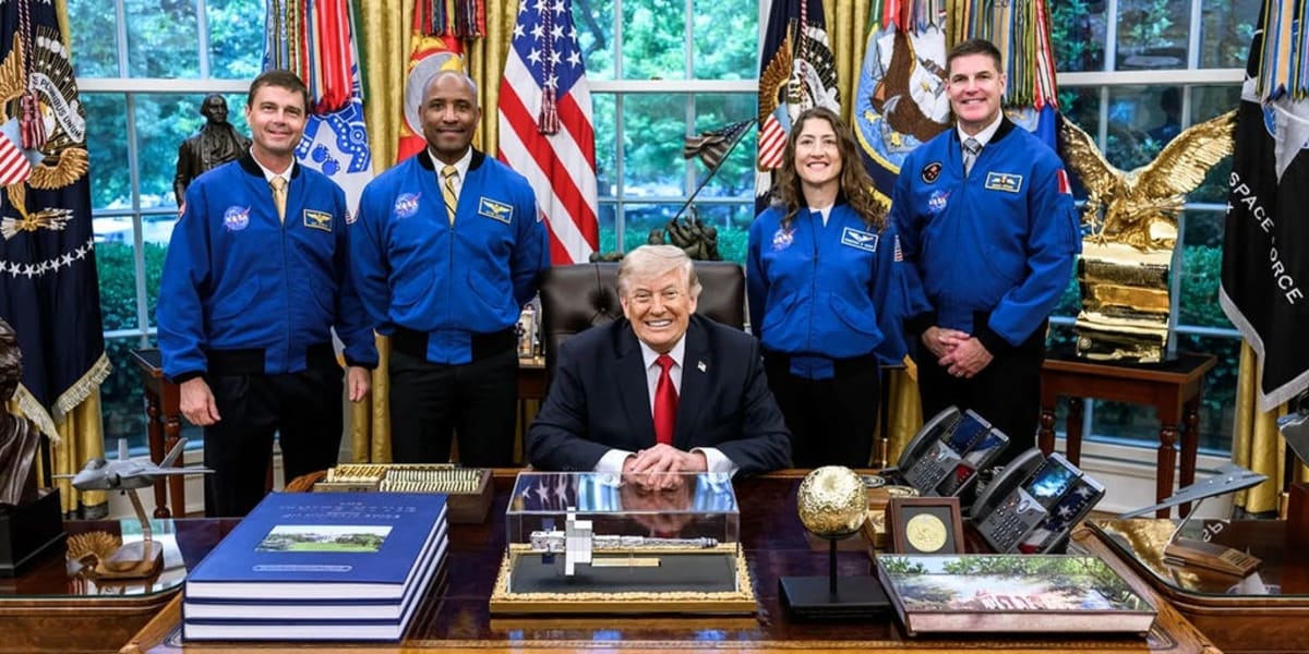 4 Astronauts to Receive Top Honor for Record Moon Mission - Image 2