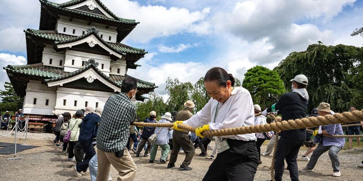 1,800 Volunteers Pull 360-Ton Japanese Castle by Hand - Image 2