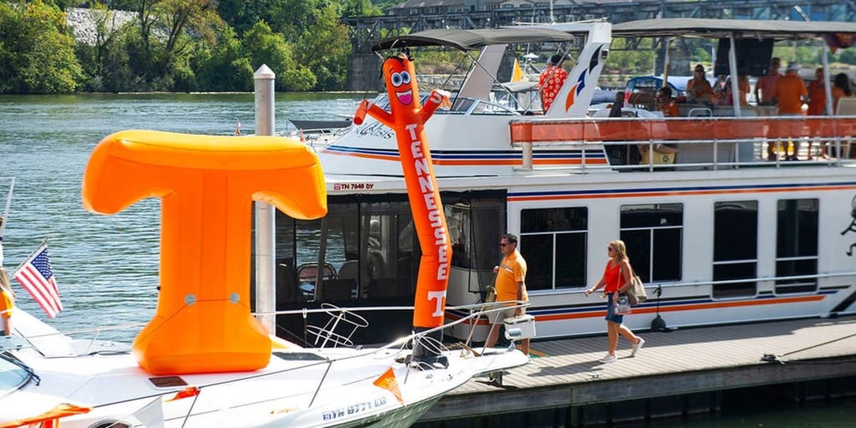 9 Football Stadiums Where Fans Arrive by Boat - Image 2