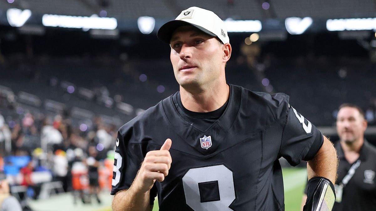 Raiders QBs Kirk Cousins, Fernando Mendoza Bond Over Faith - Image 5