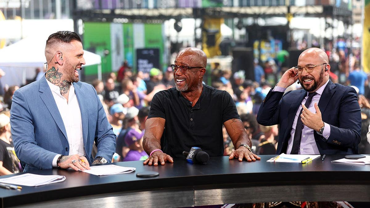 Darius Rucker Rocks National Anthem at WWE SummerSlam - Image 5