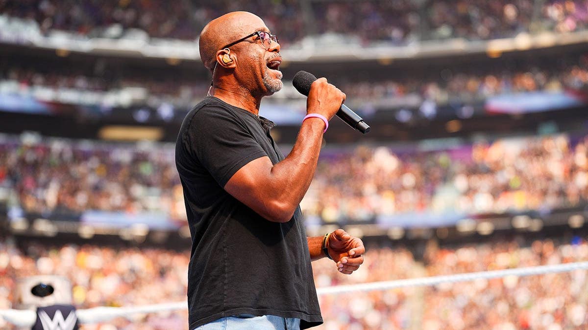 Darius Rucker Rocks National Anthem at WWE SummerSlam - Image 4