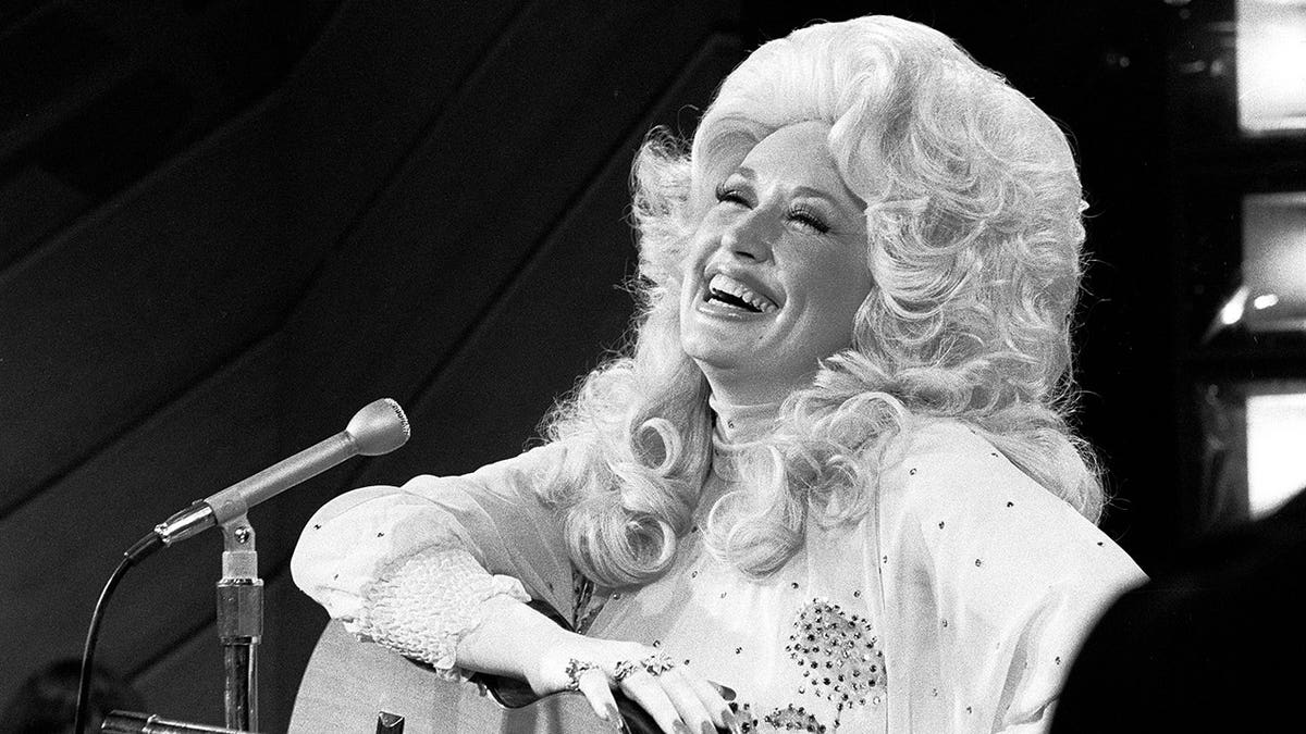 Dolly Parton Offered to Test Experimental Drugs for Others - Image 5
