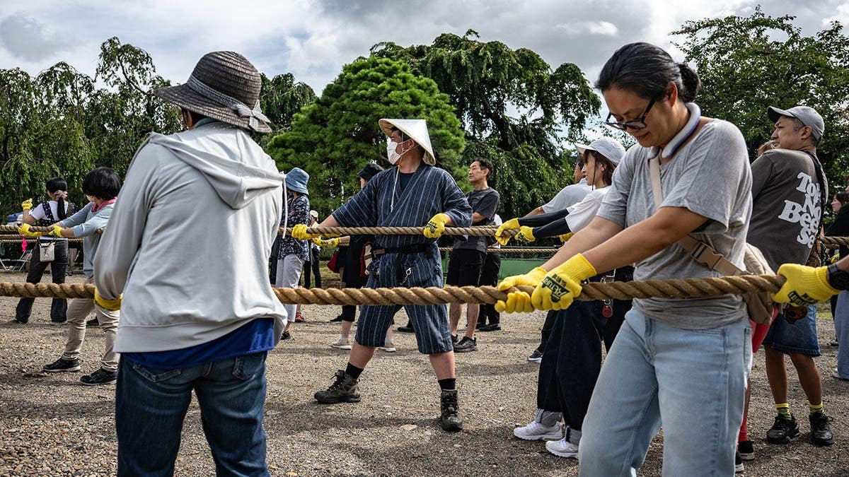 1,800 Volunteers Pull 360-Ton Japanese Castle by Hand - Image 5