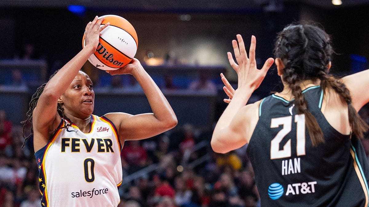 Indiana Fever Win Seventh Straight Behind Clark and Mitchell - Image 5