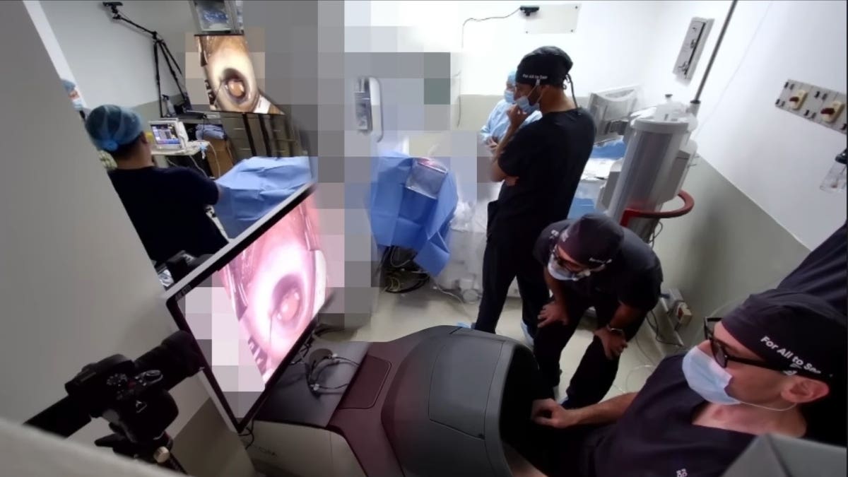 Robot Assists Surgeons in 26 Successful Eye Surgeries - Image 3