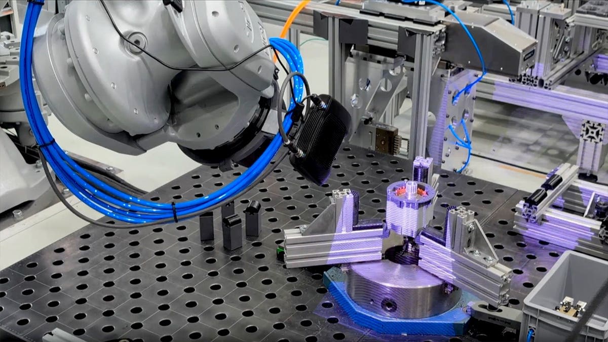 Robot Learns to Fix Broken Machines on the Fly - Image 4