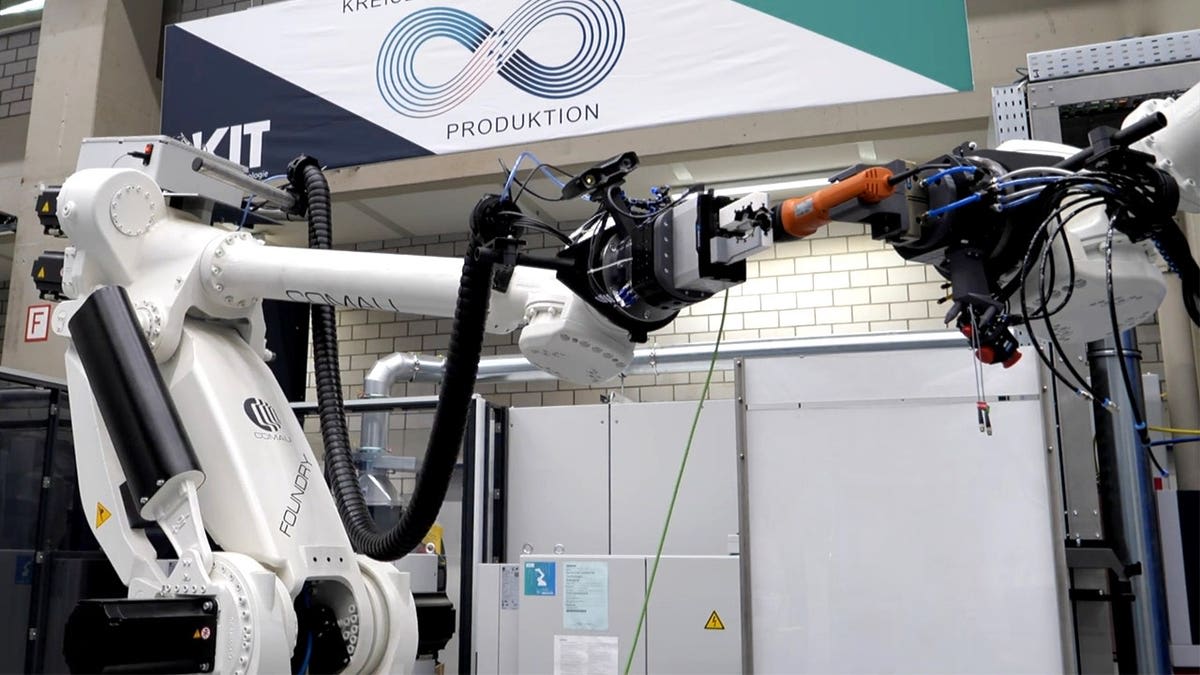 Robot Learns to Fix Broken Machines on the Fly - Image 3