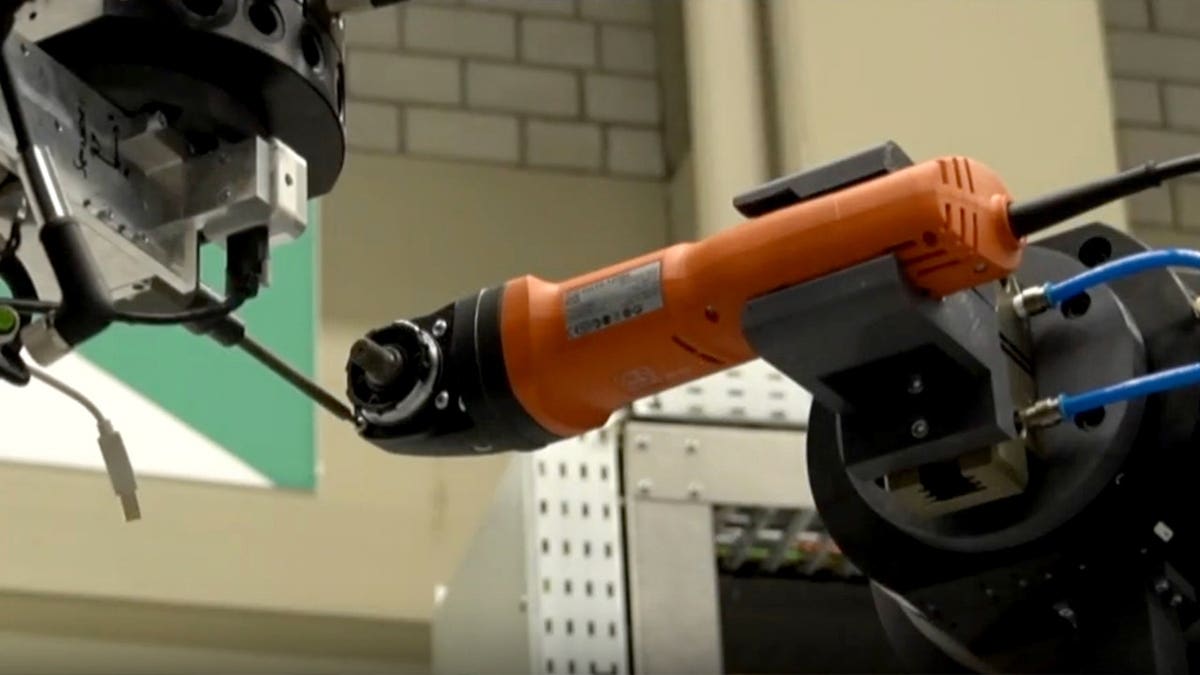 Robot Learns to Fix Broken Machines on the Fly - Image 5