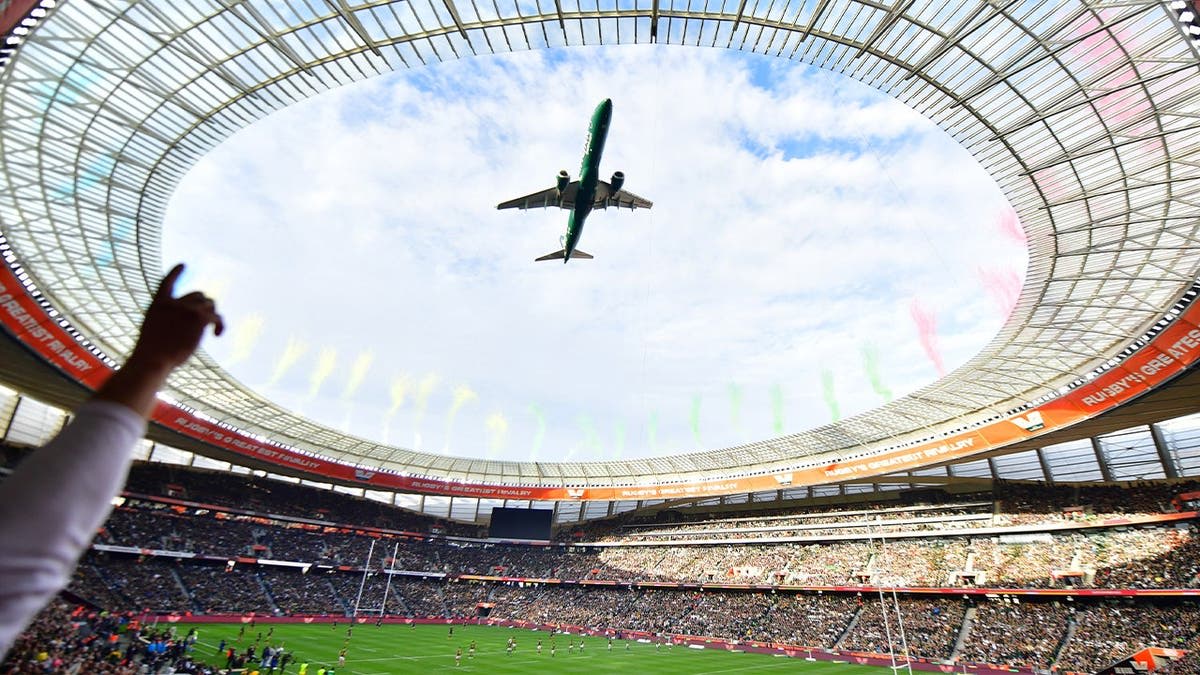Two Jets Buzz Rugby Stadium in South Africa's Wildest Flyover - Image 4