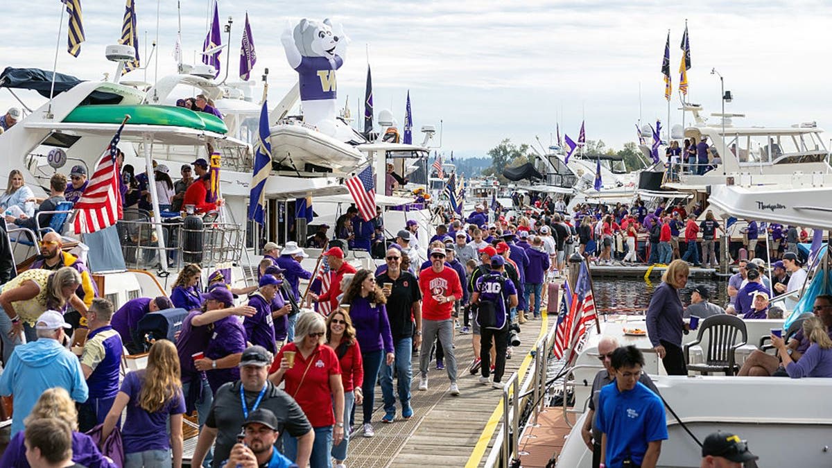 9 Football Stadiums Where Fans Arrive by Boat - Image 5