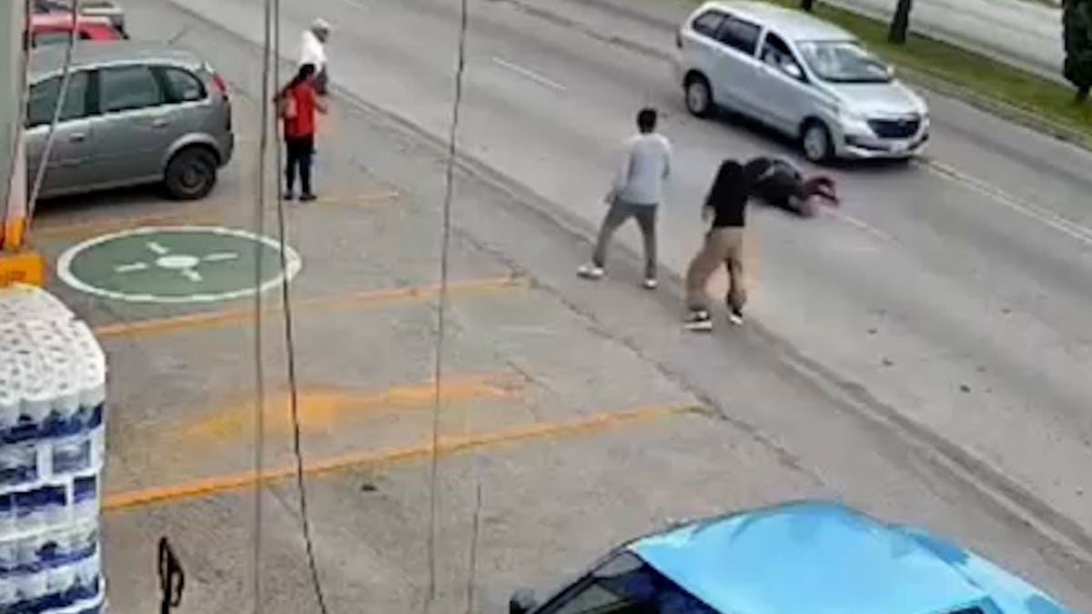 Grocery Manager Saves Toddler Seconds Before Impact in Mexico - Image 4