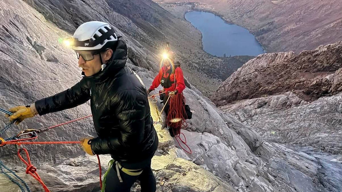 14 Rescuers Save Climber Stranded on 6-Inch Ledge at 11,000 Feet - Image 4