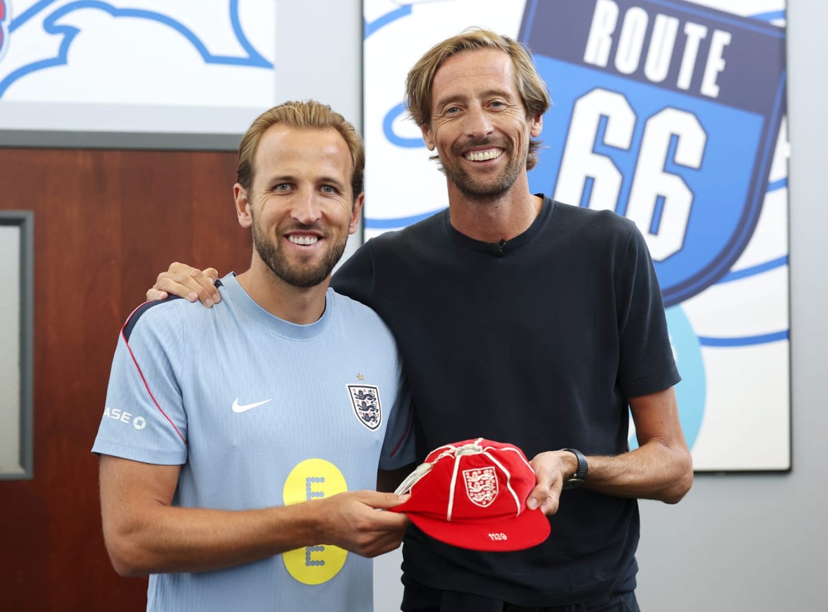 Harry Kane Honors Peter Crouch With England Legacy Cap - Image 3