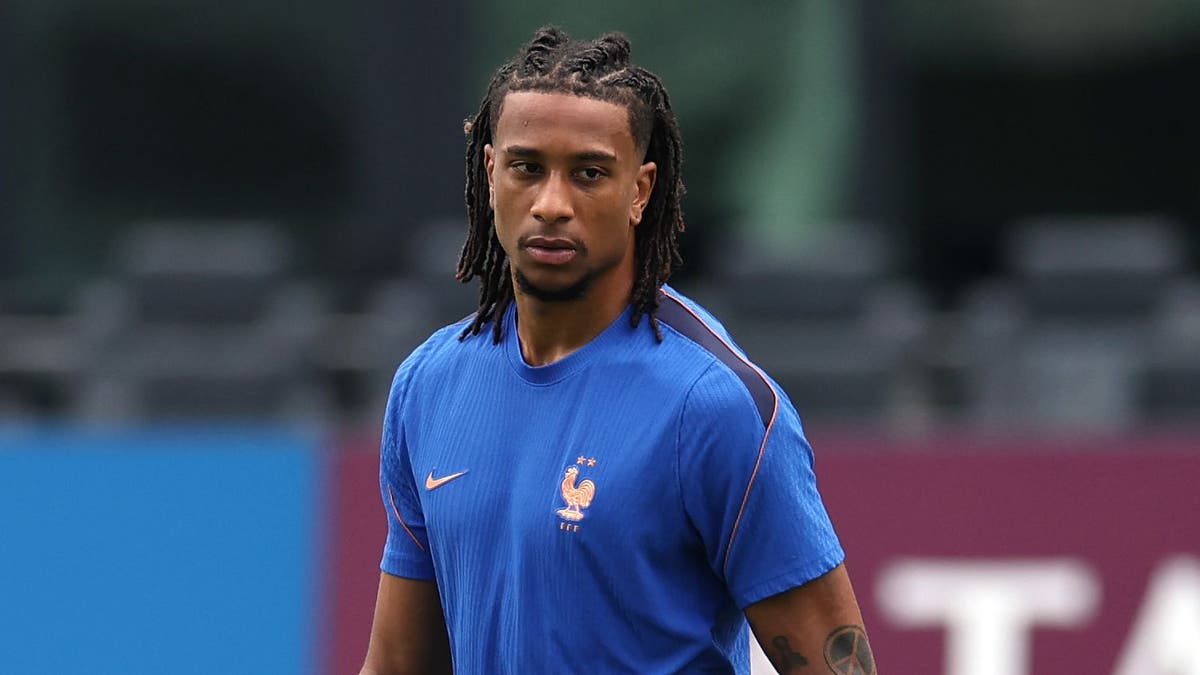 Bayern Star Michael Olise Plays Pickup Soccer in Socks in NYC - Image 3