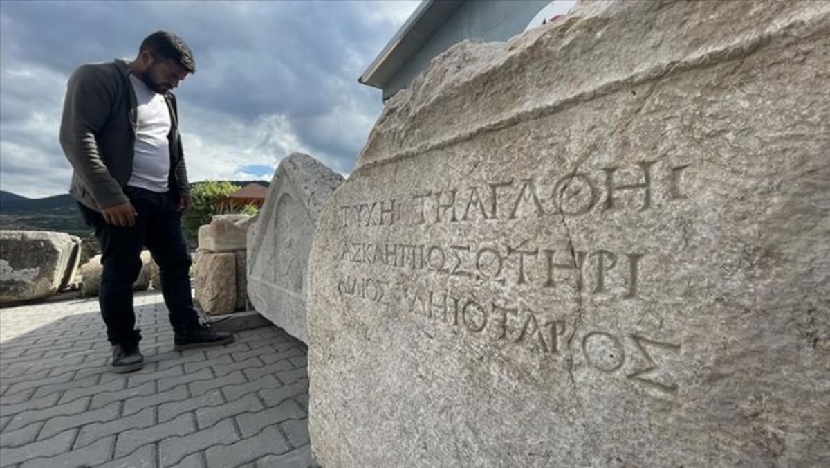 Metal Detectorist Finds 2,700-Year-Old Sword in Poland - Image 5