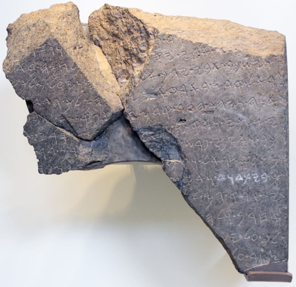 3,000-Year-Old Stone Names David's Dynasty for First Time - Image 3