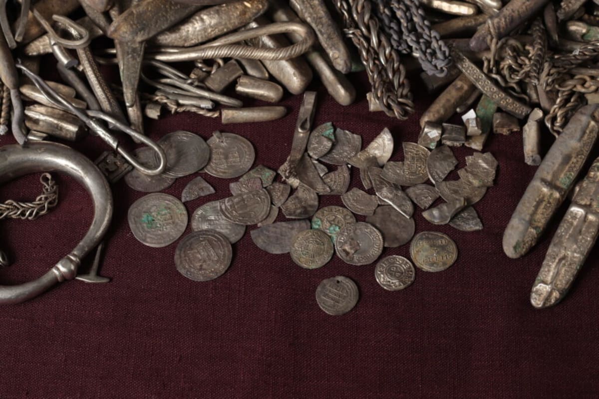 Denmark Gardener Unearths Record Viking Silver Hoard - Image 5
