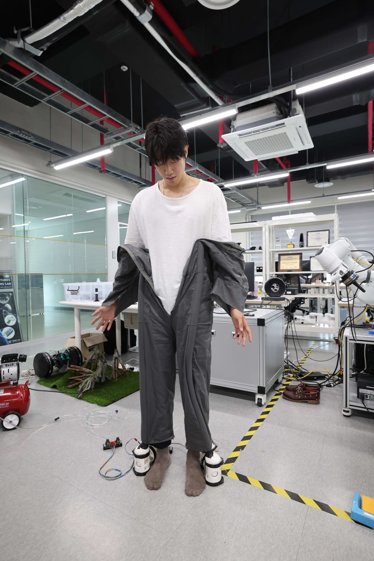 Korean Robots Help You Dress, Turn Salt Water Safe - Image 2
