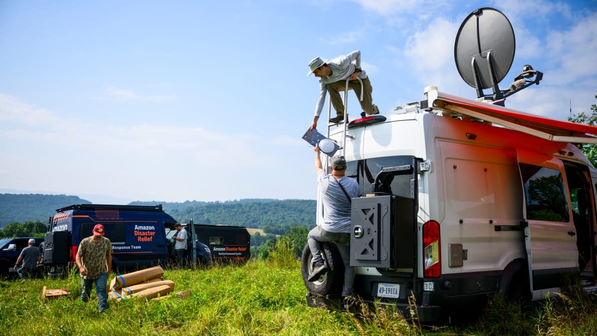 Amazon Volunteers Hit 500,000 Acts of Service in 2025 - Image 3