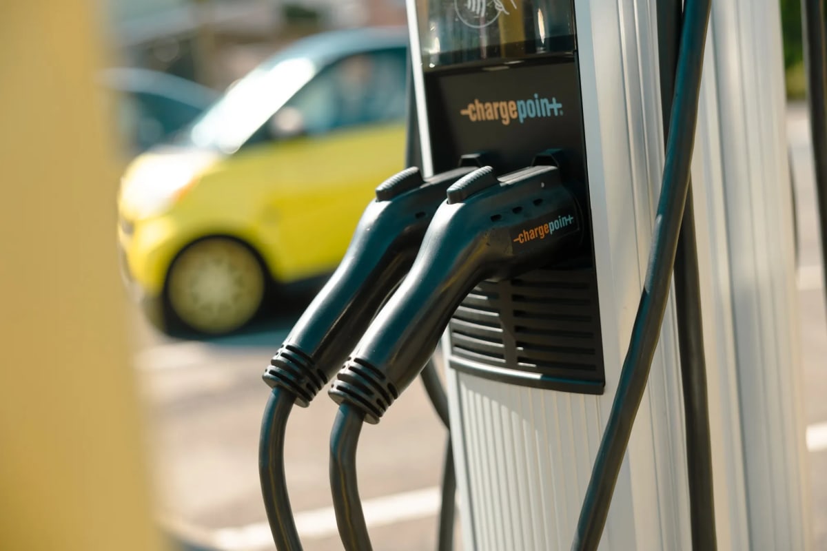 EV Charging Stations Boom Despite 40% Drop in Car Sales - Image 2