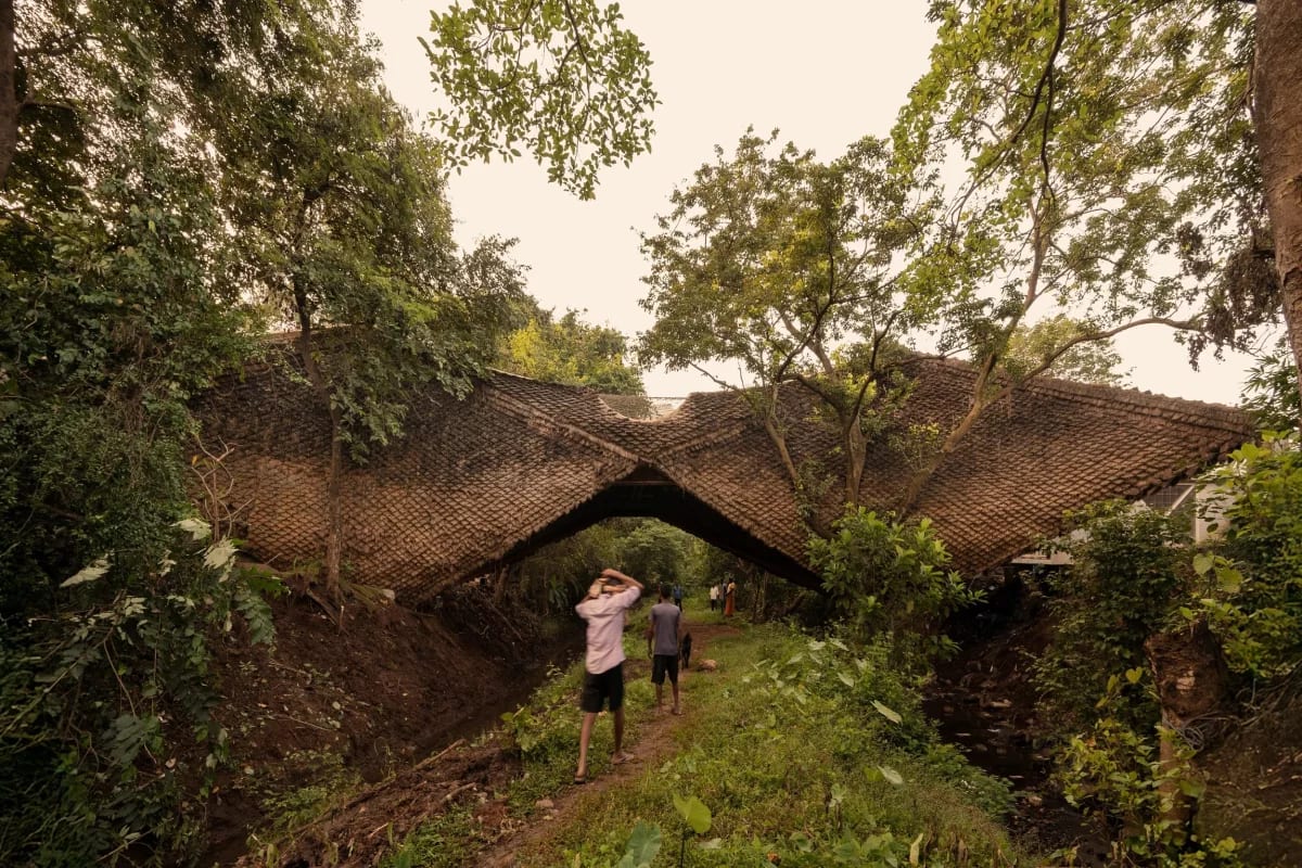 India's 100-Foot Bridge House Floats Over Two Streams - Image 3